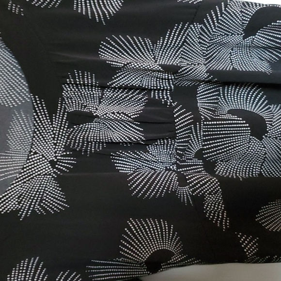 Susan Lawrence two-piece top and skirts. A lovely lightweight flowy Fabric. - Picture 5 of 8